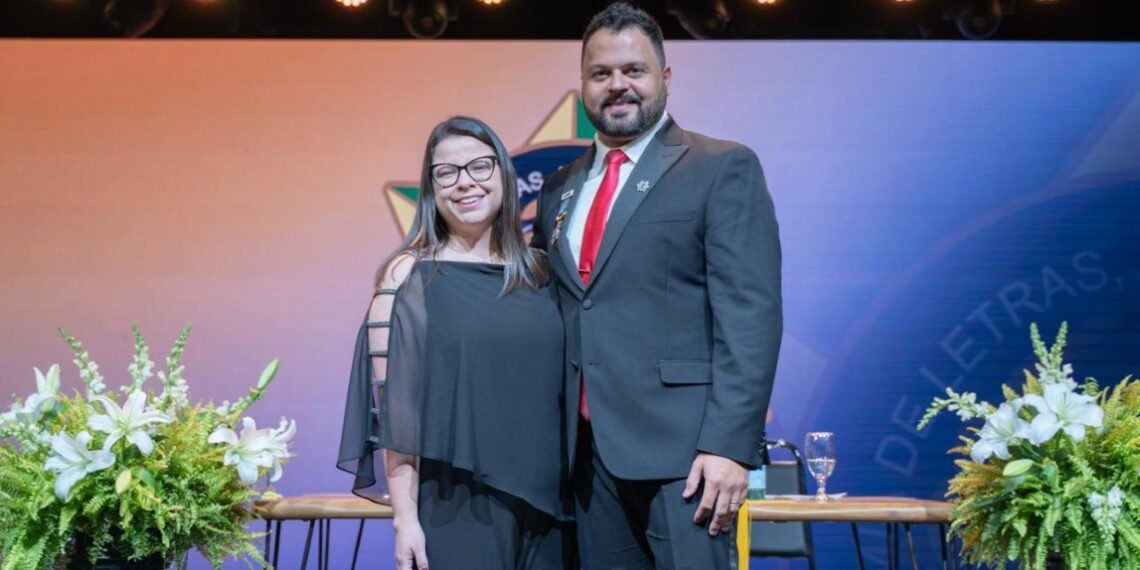 Klebson Kollins, cantor brasileiro residente em Atlanta (USA), recebe título de Grande Embaixador da Academia de Letras, Artes e Cultura do Brasil nos EUA