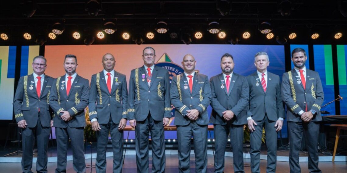 Klebson Kollins, cantor brasileiro residente em Atlanta (USA), recebe título de Grande Embaixador da Academia de Letras, Artes e Cultura do Brasil nos EUA