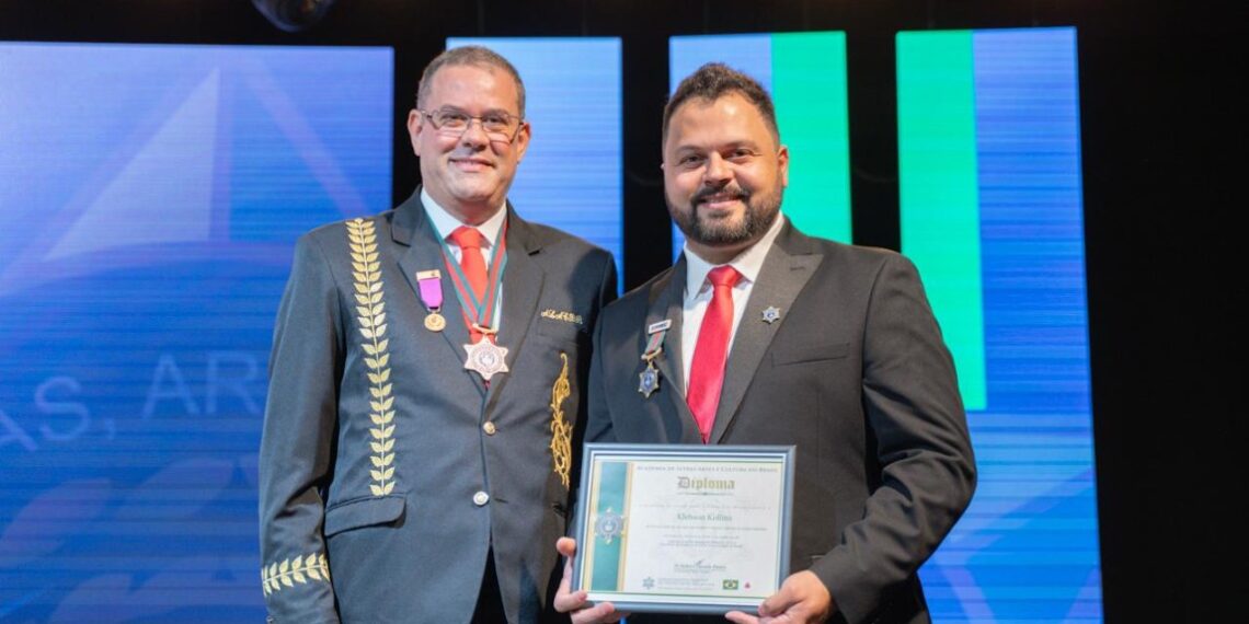 Klebson Kollins, cantor brasileiro residente em Atlanta (USA), recebe título de Grande Embaixador da Academia de Letras, Artes e Cultura do Brasil nos EUA