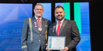 Klebson Kollins, cantor brasileiro residente em Atlanta (USA), recebe título de Grande Embaixador da Academia de Letras, Artes e Cultura do Brasil nos EUA